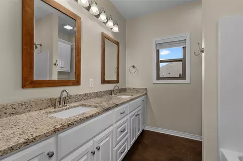 Bath - 3200 Leyland Dr, Ruston, LA 71270 photo 2 of 2