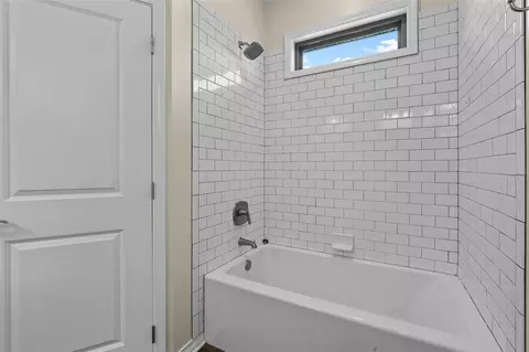 Bath - 3200 Leyland Dr, Ruston, LA 71270 photo 1 of 2