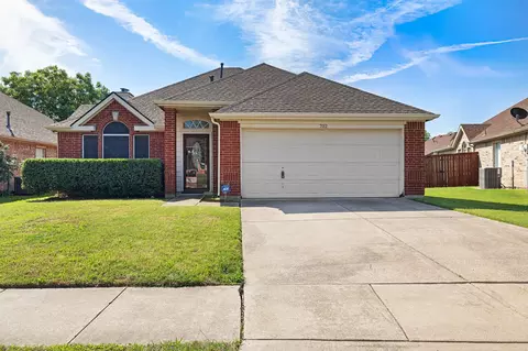 702 Lake Bridge Dr, Lake Dallas, TX 75065