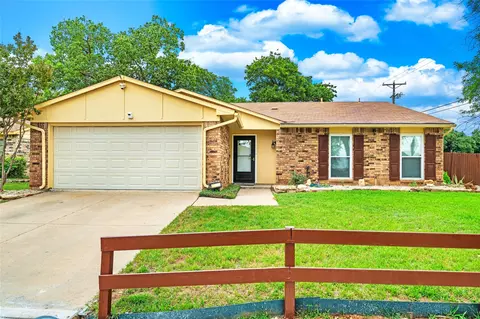 7949 Bermejo Rd, Fort Worth, TX 76112