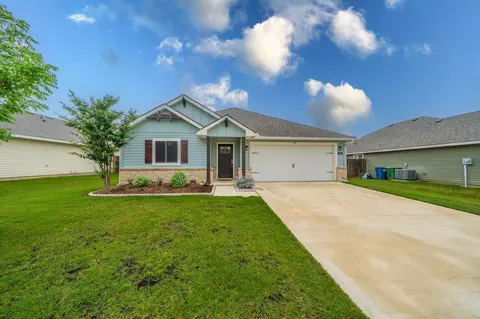 105 Arrowhead Dr, Sanger, TX 76266