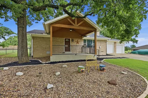 104 Kiowa Dr W, Lake Kiowa, TX 76240