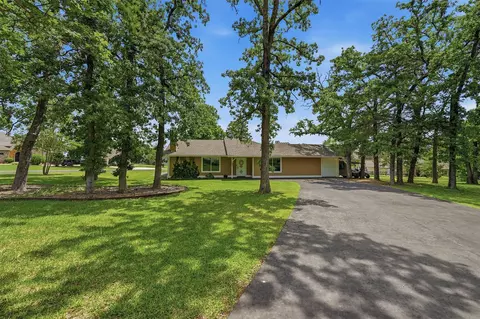 100 Cayuga Cv, Gainesville, TX 76240