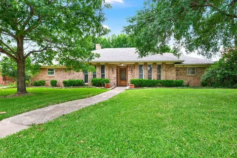 16801 Thomas Chapel Dr, Dallas, TX 75248
