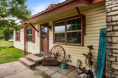418 S Broadway St, Meridian, TX 76665