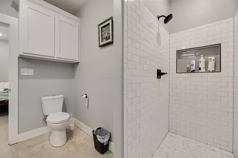 Bath - 718 E Crawford St, Denison, TX 75021 photo 3 of 4