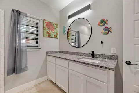 Bath - 718 E Crawford St, Denison, TX 75021 photo 2 of 4