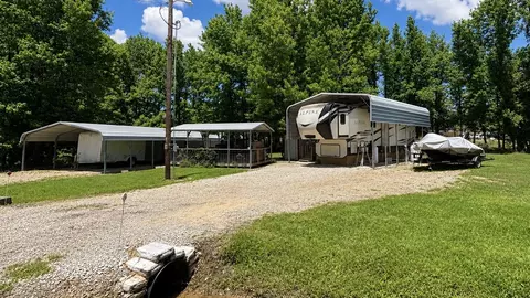 1063 Holiday Village Dr, Quitman, TX 75783