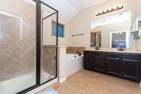 Bath - 9158 Sunlight Oak Ln, Houston, TX 77070 photo 2 of 5