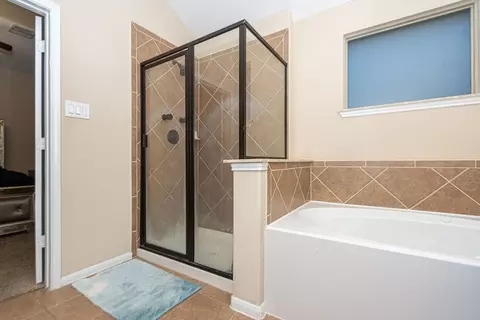 Bath - 9158 Sunlight Oak Ln, Houston, TX 77070 photo 4 of 5