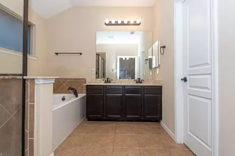 Bath - 9158 Sunlight Oak Ln, Houston, TX 77070 photo 3 of 5