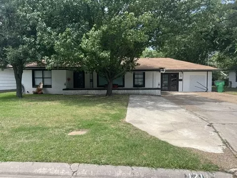1211 Belmont St, Gainesville, TX 76240