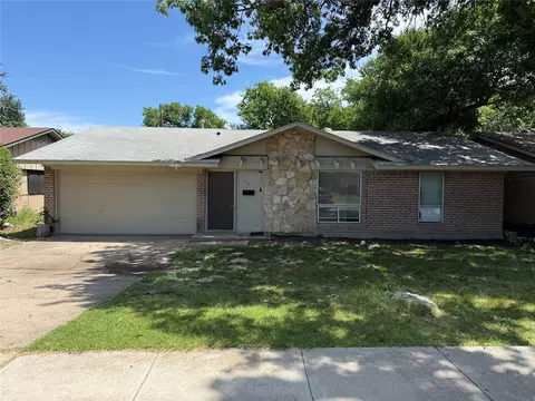 115 Price Dr, Lewisville, TX 75067