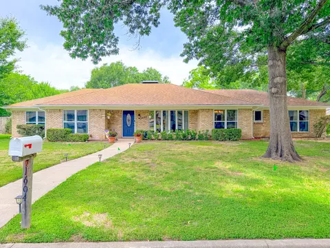 1604 Crestmont Ave, Corsicana, TX 75110