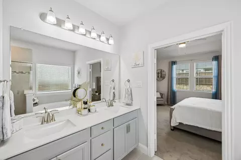 Bath - 5100 Unity Dr, Denton, TX 76207 photo 2 of 4