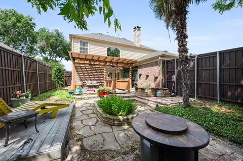 Exterior - 232 Touchdown Dr, Irving, TX 75063 photo 4 of 4