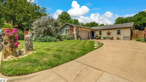 412 Douglas St, Burleson, TX 76028