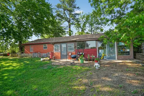 Exterior - 615 W North St, Blossom, TX 75416 photo 5 of 15