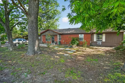 Exterior - 615 W North St, Blossom, TX 75416 photo 2 of 15