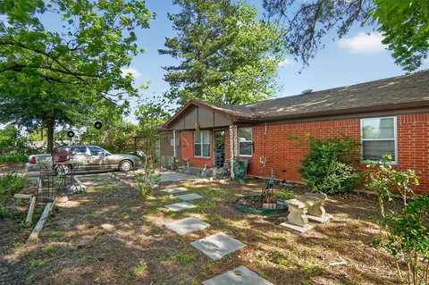 Exterior - 615 W North St, Blossom, TX 75416 photo 3 of 15