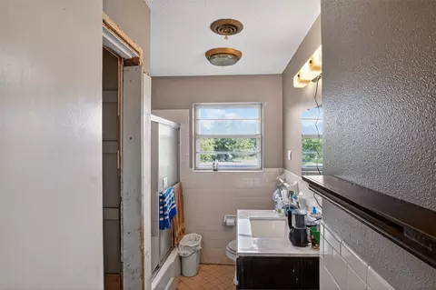 Bath - 615 W North St, Blossom, TX 75416 photo 1 of 4