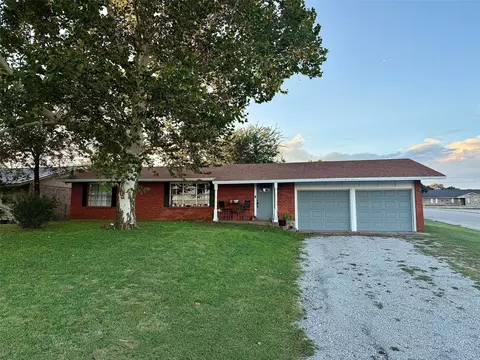 200 Arden St, Bowie, TX 76230