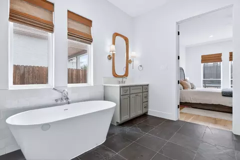 Bath - 417 Kestrel Ct, Aledo, TX 76008 photo 2 of 5