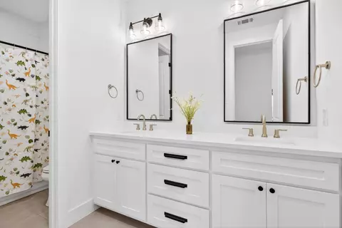 Bath - 417 Kestrel Ct, Aledo, TX 76008 photo 4 of 5