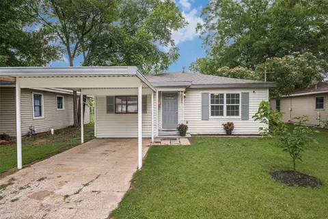717 Small St, Bowie, TX 76230