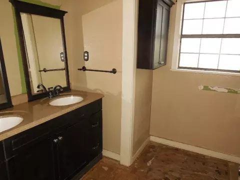 Bath - 1104 Foreman Rd, Doyline, LA 71023 photo 2 of 2