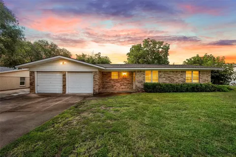 111 E Dawn Dr, Robinson, TX 76706
