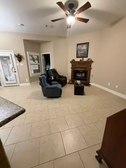 Living - 202 Tower Cir, Terrell, TX 75160 photo 1 of 2