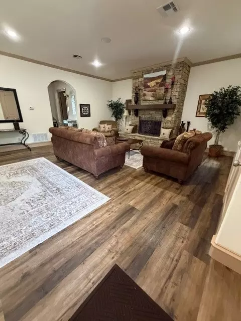 Living - 202 Tower Cir, Terrell, TX 75160 photo 2 of 2