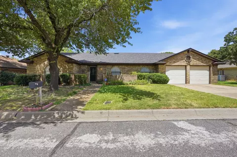 2202 Canyonwood Dr, Arlington, TX 76012