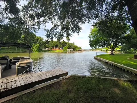 180 Arrowhead St, Mabank, TX 75156