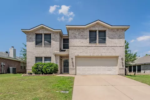 1036 Triple Crown Dr, Fort Worth, TX 76179