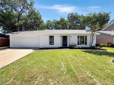305 Deer Creek Rd, Fort Worth, TX 76140