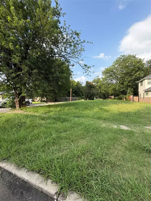 1303 S Walnut St, Sherman, TX 75090