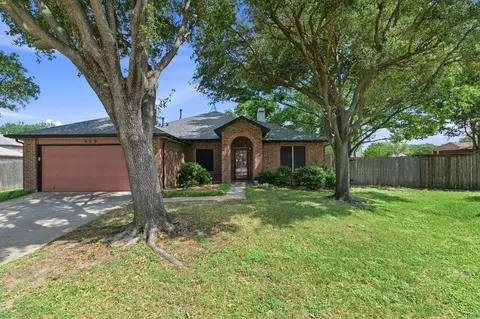 929 Hiawatha Ln, Saginaw, TX 76131