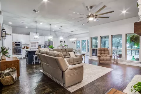 1188 Riverwood Trl, Cleburne, TX 76033