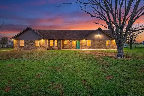100 Green Meadows Cir, Springtown, TX 76082