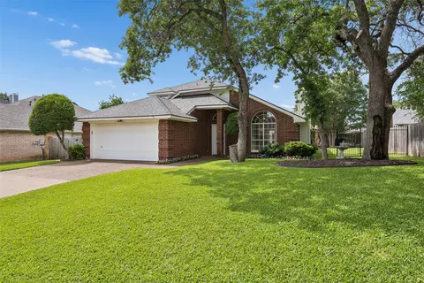 6828 Moss Ln, North Richland Hills, TX 76182
