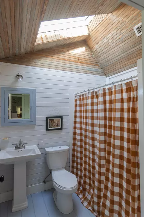 Bath - 3183 Harrell Rd, Howe, TX 75459 photo 3 of 4