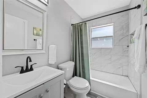 Bath - 1900 N 6th St, Waco, TX 76708 photo 2 of 2