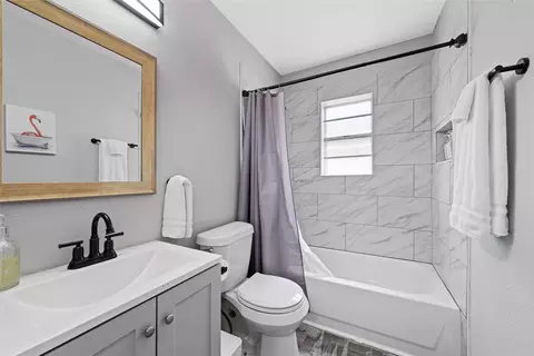 Bath - 1900 N 6th St, Waco, TX 76708 photo 1 of 2