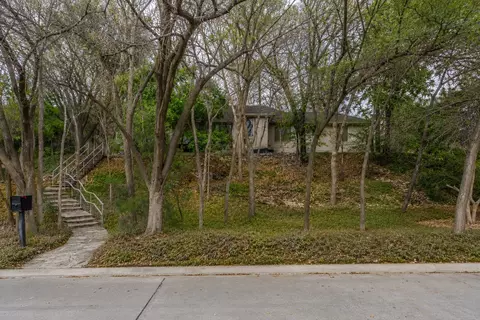 2001 Deepdale Dr, Westover Hills, TX 76107