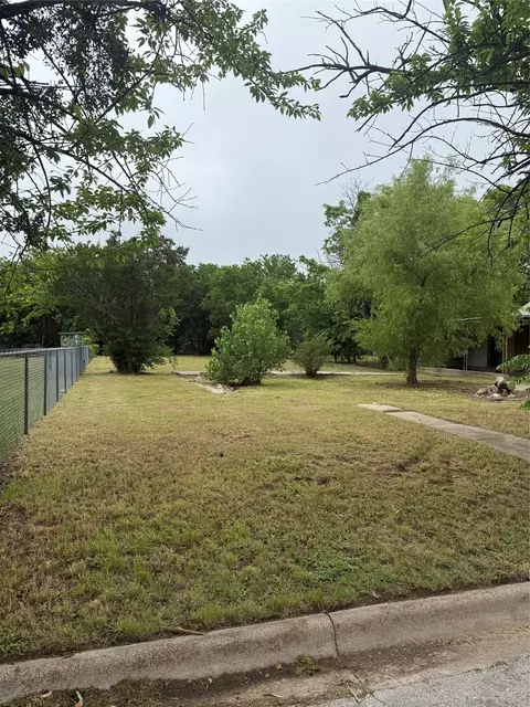710 N Mason St, Bowie, TX 76230
