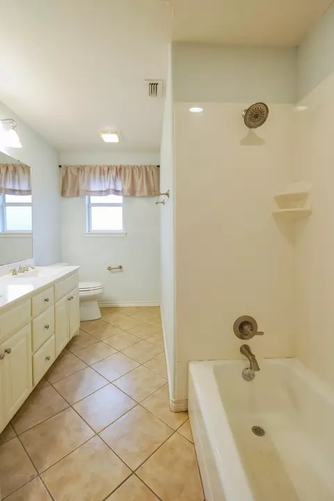 Bath - 109 Pilgrim Rd, Abilene, TX 79602 photo 4 of 6