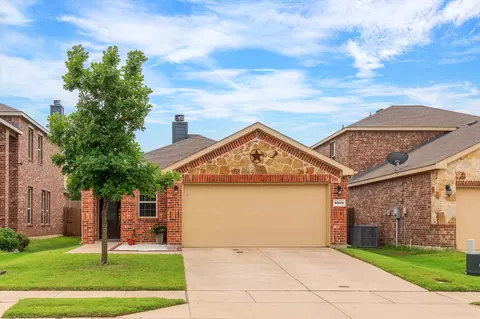8908 Tenderfoot Ln, Aubrey, TX 76227