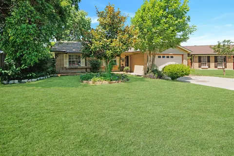 509 E Phillips Ct, Grand Prairie, TX 75051